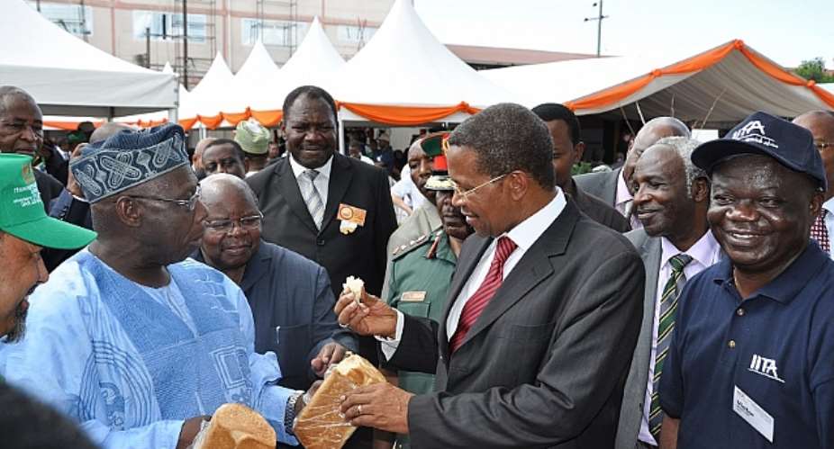 IITA Goodwill Ambassador, former President Olusegun Obasanjo shares 40% cassava bread with African leaders