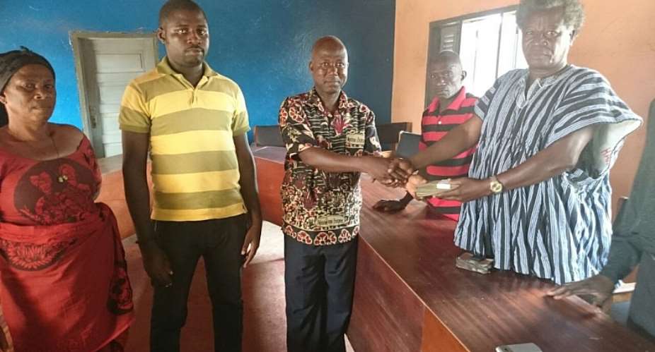 Mother and brother of Black Stars midfielder Agyemang-Badu handing over cash to the community