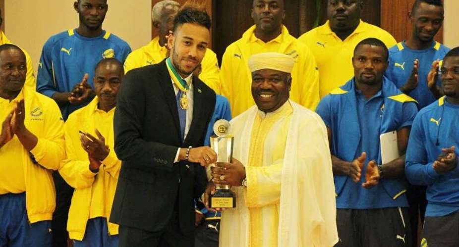 Aubameyang presents award to Gabon president Ali Bongo at a national ceremony
