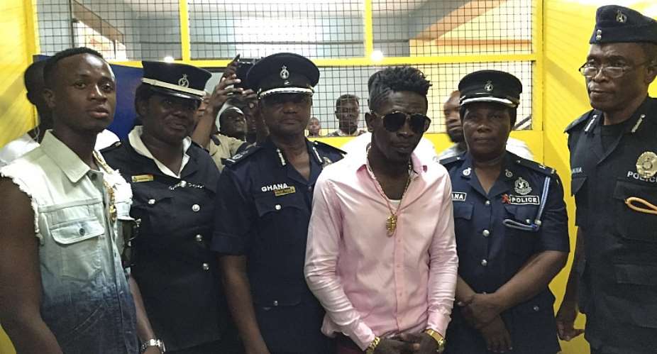shatta Wale and officials of the hospital