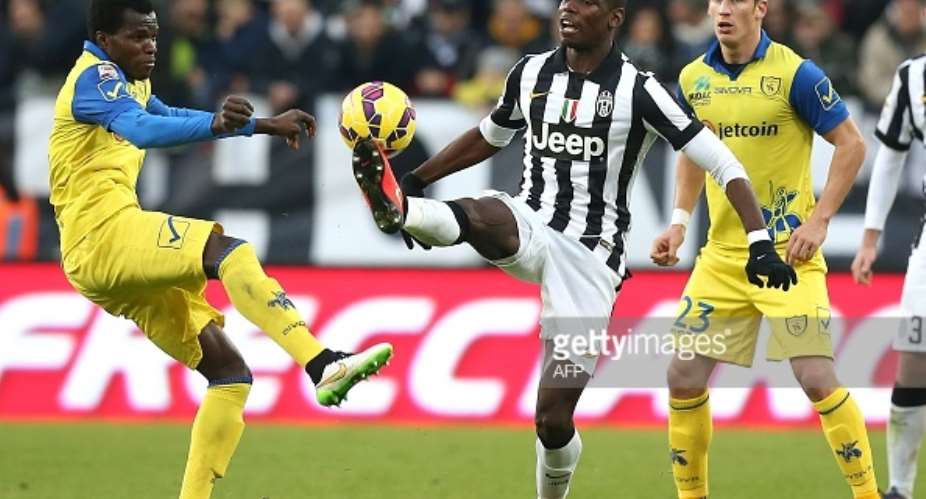 Isaac Cofie, competing for the ball with Juventus8217; Paul Pogba has left, Chievo