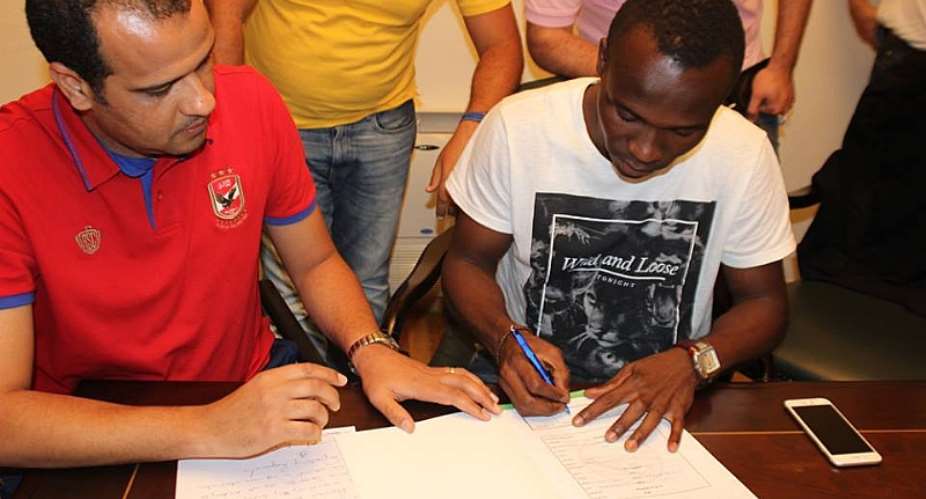 John Antwi signing his contract with Al Ahly