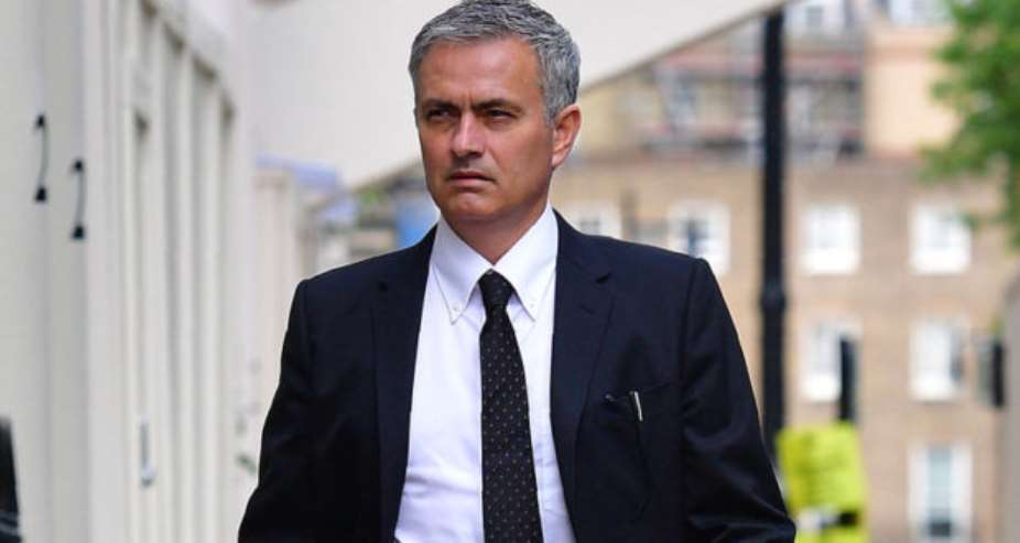 Jose Mourinho signs Manchester United contract