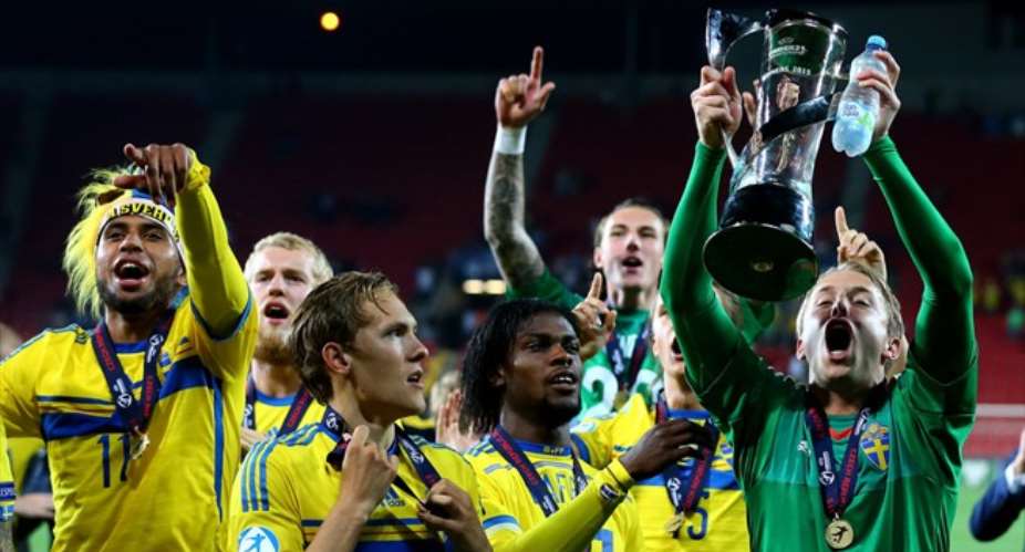 Joseph Baffo celebrates the triumph with his Sweden team-mates