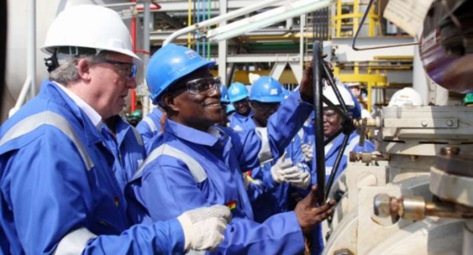 Keith Mutimer Tullow with President John Evans Atta Mills opening the valve for First Oil on the Jubilee field