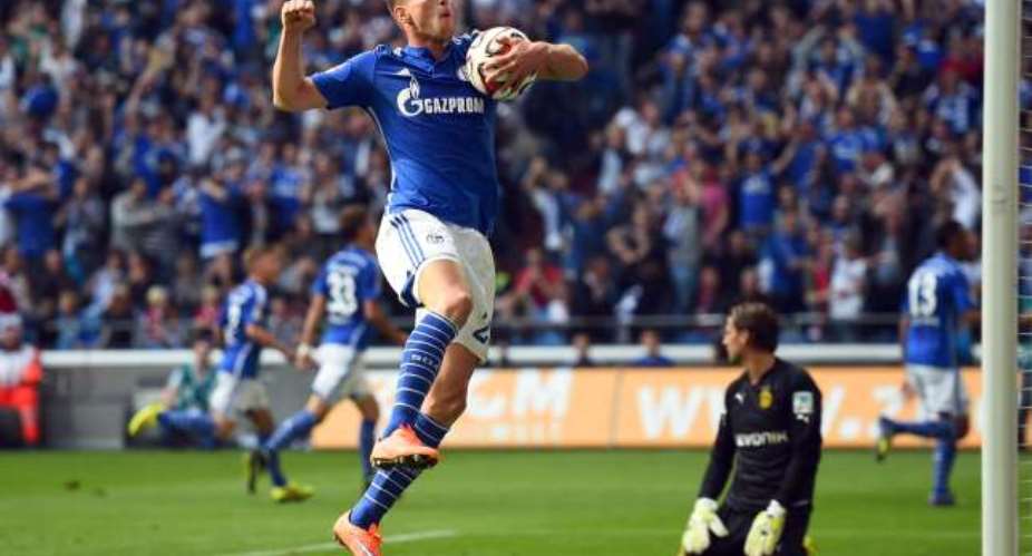 Schalke striker Klaas-Jan Huntelaar signs two-year contract extension