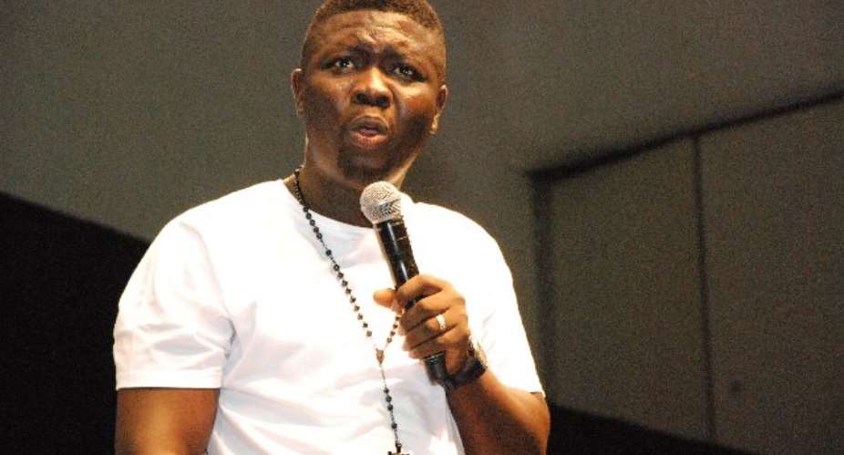 Nigerian comedian Seyi Law slaps, bullies security guard