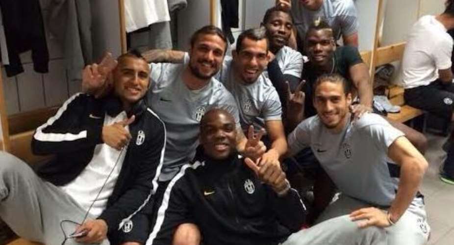 Kwadwo Asamoah in the changing room with his Juventus teammates