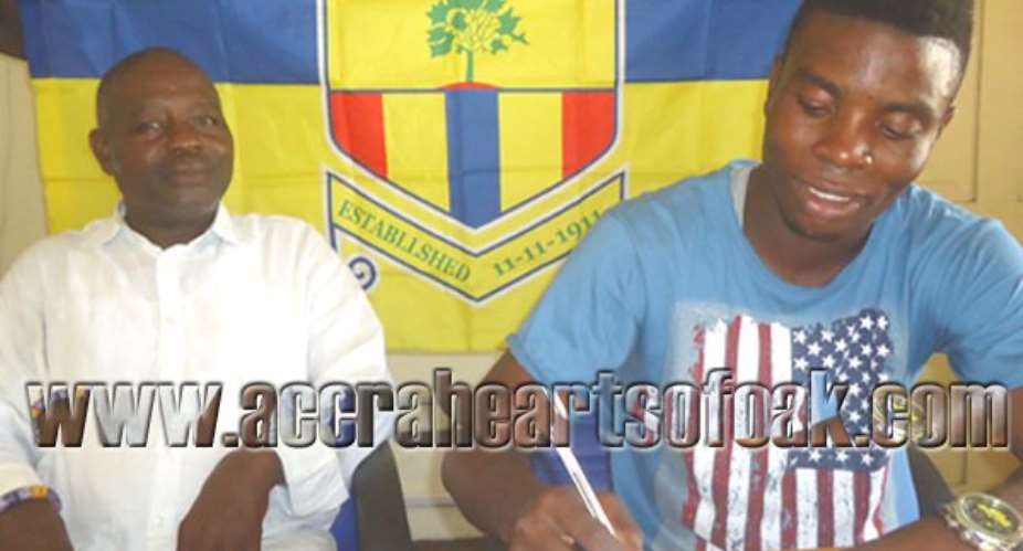 Ollenu Ashiety signing his two-year contract extension for Hearts of Oak.