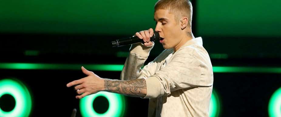 Justin Bieber falls onstage during concert Video