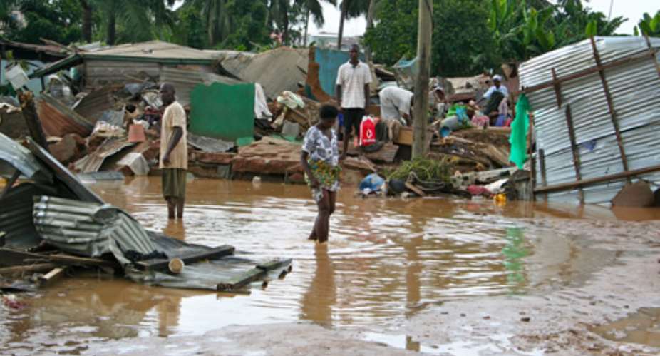 Rainstorm displaces Ekumfi residents; Global Brigade donates to victims