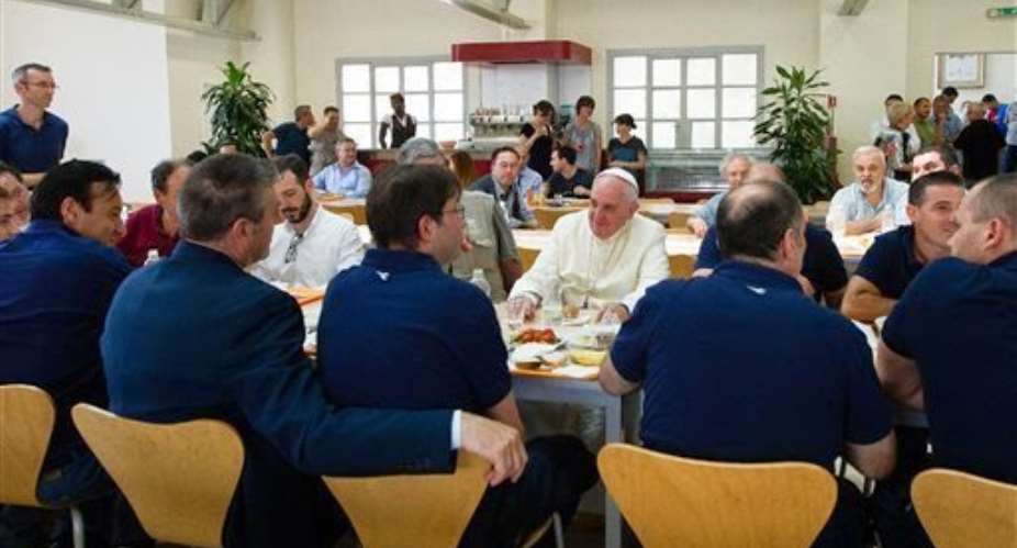 Photos: Pope Francis dines with Vatican staff