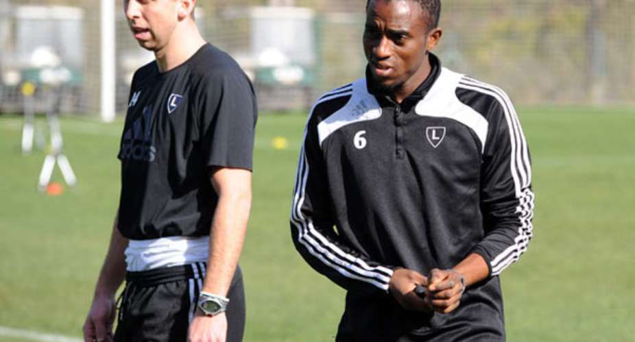 Ex-Ghana U20 left back Kassenu Ghandi pens three-year deal with Hearts of Oak