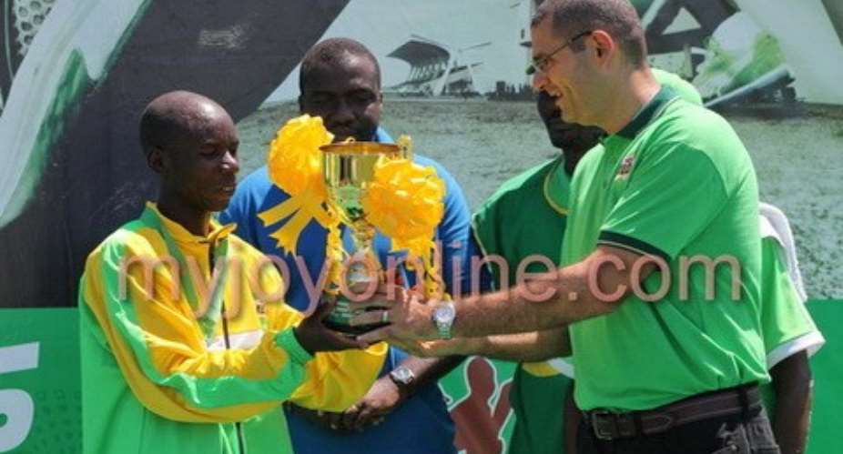 Alex Kimeli receiving the trophy for winning the marathon
