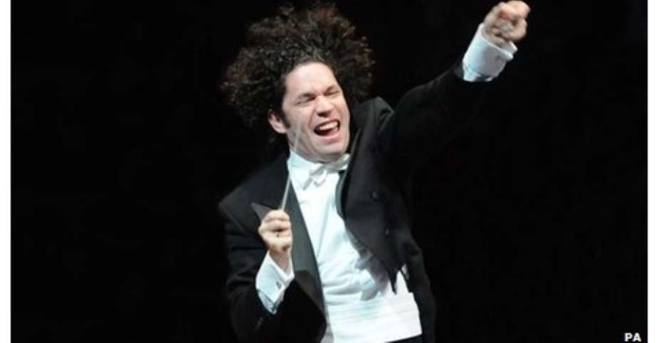 Superstar conductor Gustavo Dudamel will conduct 450 Scottish schoolchildren and a Venezuelan Symphony Orchestra at Stirling Castle