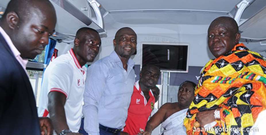 Otumfuo Osei Tutu II presents new team bus to Asante Kotoko ahead of derby clash