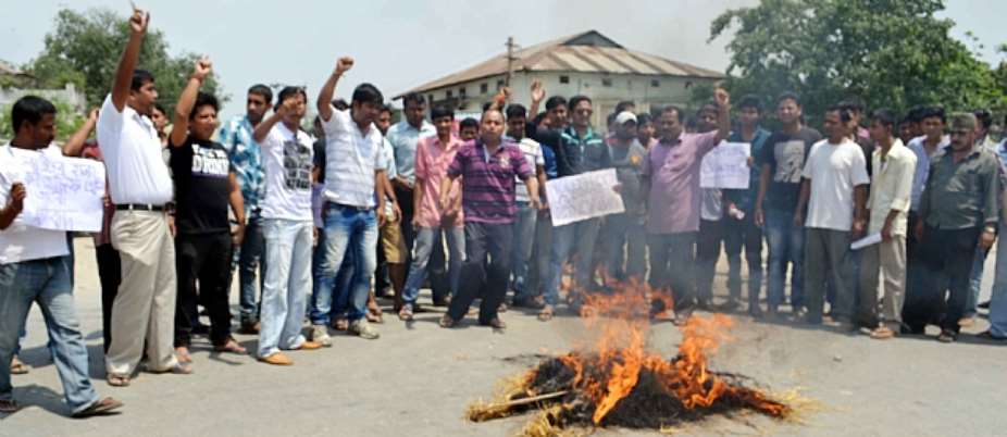 PHOTO ASIA: Acivists Of Assam Pradesh Youth Congress Burning Effigy Of Pakistan President To Protest Against Death Of Sarabjit Singh At Raha Inassam's Nagaon District