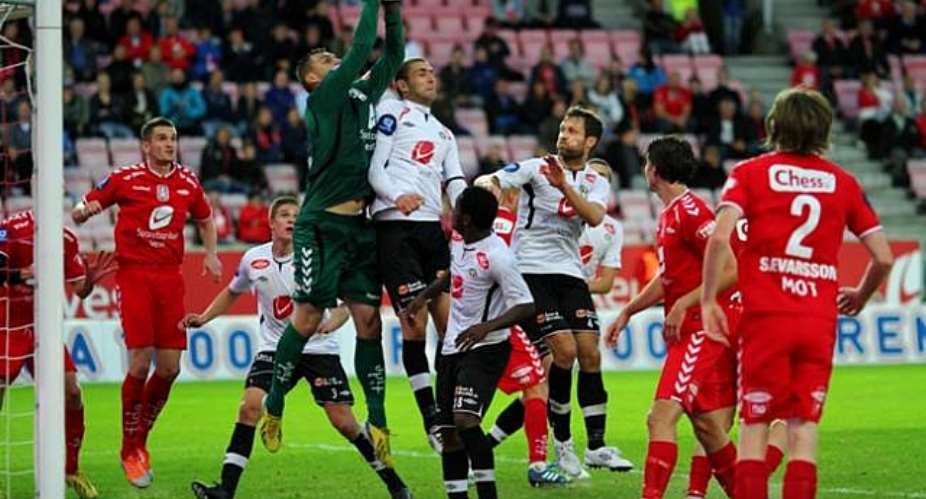 Mahatma Otoo watches as the Brann keeper picks a floated ball in the air