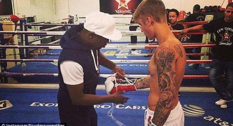 Boxer wanna-be? Mayweather trains Justin Bieber in boxing ring