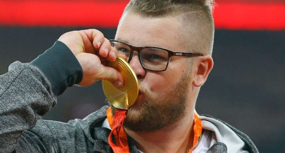 Bizarre: Athlete pays for taxi with gold medal he won in Beijing