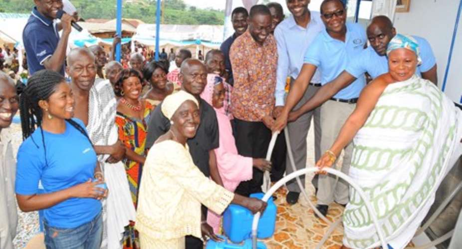 Officials of GGBL and elders of Domeabra fetched the first water at the commissioning ceremony.