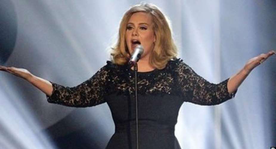 Adele makes history with 800,000 sales