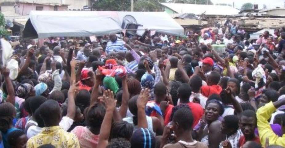 Nana Addo addressing a crowd of followers