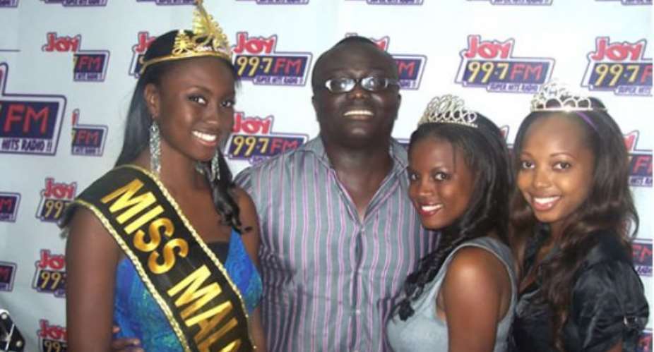 (L-R) Miss Malaika 2009 winner Gezelle, Drive Time host Bola Ray, first runner-up Joan, and second runner-up Trudy