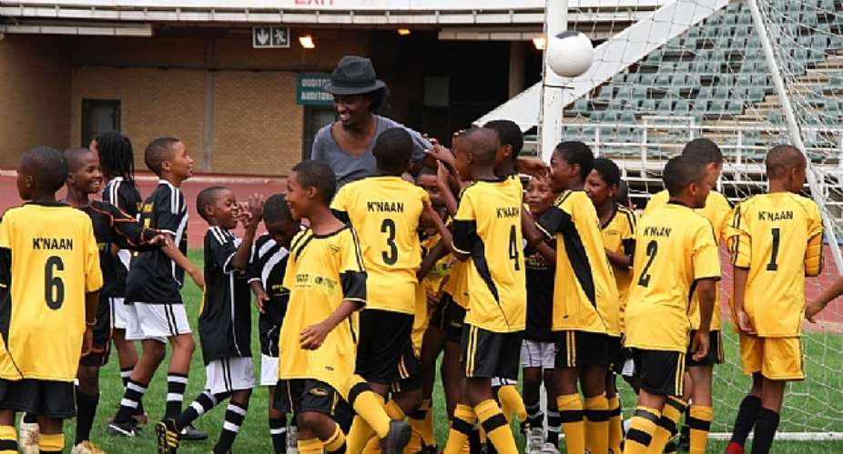 Knaan and Western Union Give Power-Generating Footballs Children At Western Union World of Betters Event