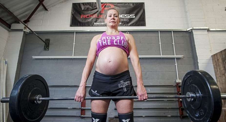 pregnant woman wheight lifter