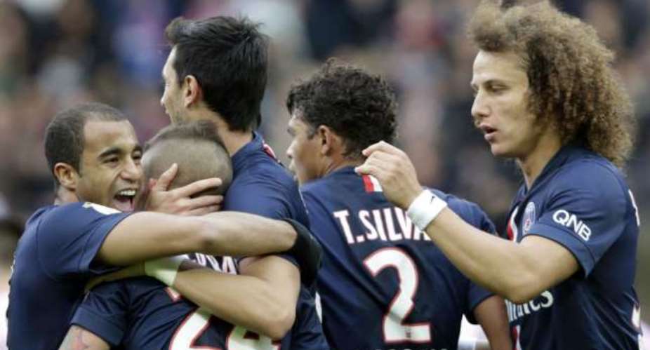 Edinson Cavani scores as Paris Saint-Germain beat Evian 4-2 in Ligue 1