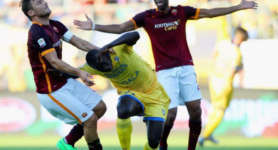 Raman Chibsah, tearing away from Francesco Totti during a Serie A game this season, has returned to the Frosinone squad.