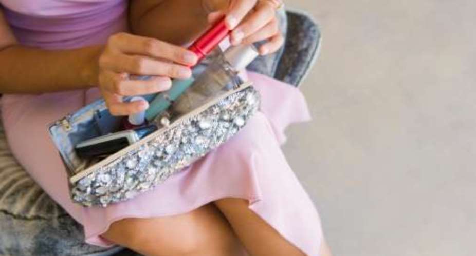 5 health hazards in your handbag