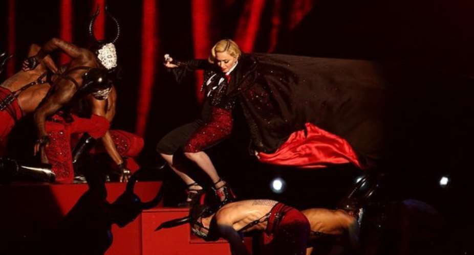 Brit Awards 2015: Madonna Falls Off Stage
