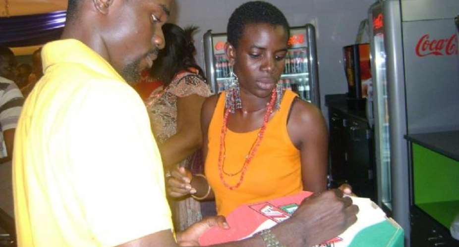 Sarkodie autographs pizza for a fan