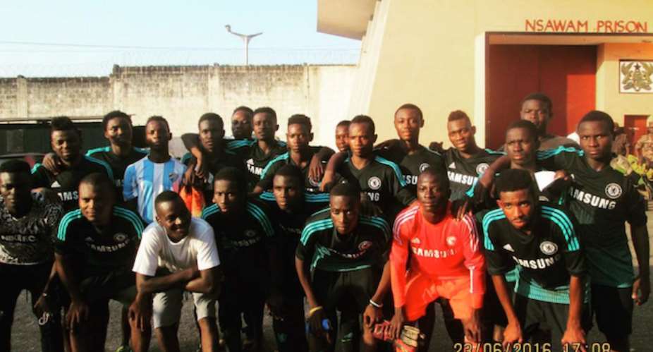 Chelsea winger Christian Atsu spends time inmates of Nsawam prison