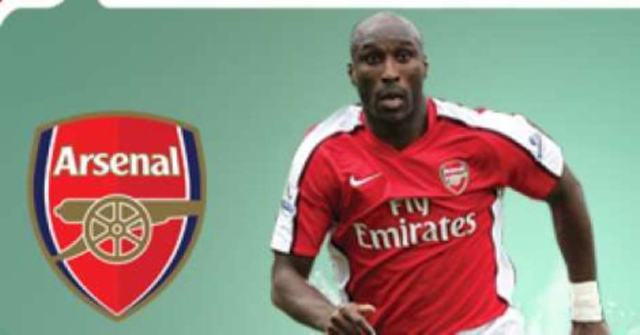 Gunners connection: Sol Campbell fraternizes with Arsenal fans in Ghana