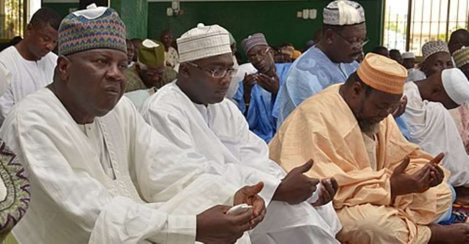 Ex-Vice President Aliu Mahama (L) and Dr. Mahamudu Bawumia, second left, in the mosque for prayers.
