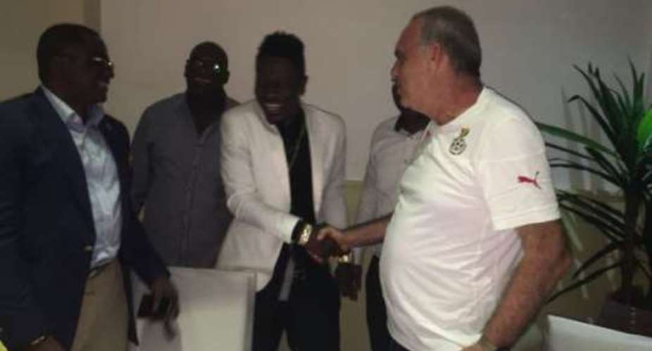 Shatta Wale visits Black Stars camp