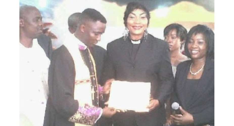 Eucharia Anunobi (2nd right) can now fully act as an ordained pastor in the vineyard of God.