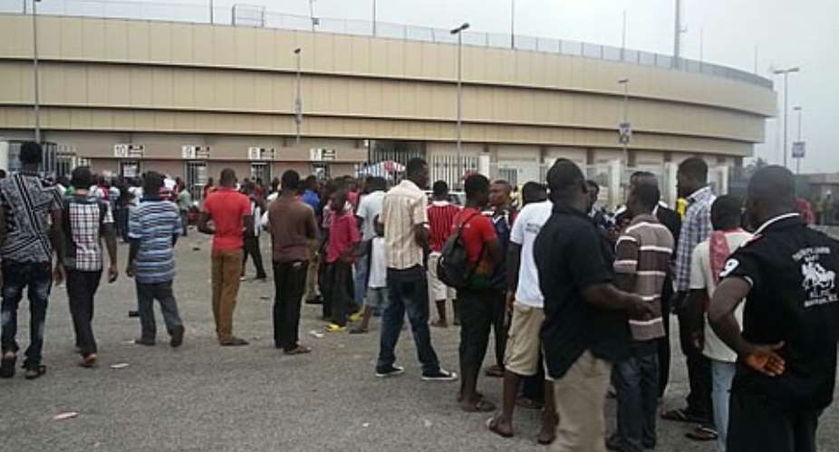 Football fans queue for tickets in the rain, 9 hours to Ghana-Zambia game