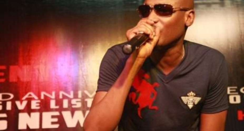 Tuface, Ras Kimono, Faze, others clean up Lagos streets, feed hungry destitutes