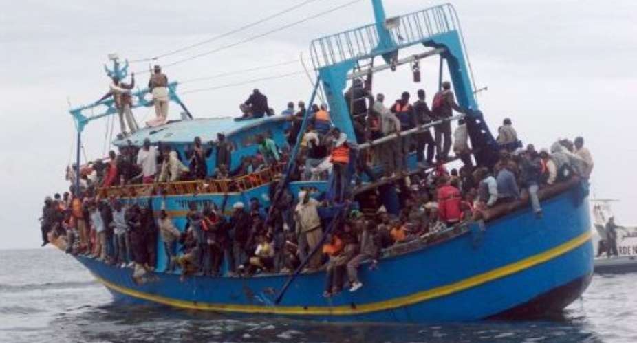 Over 400 migrants saved off Spain: rescue service