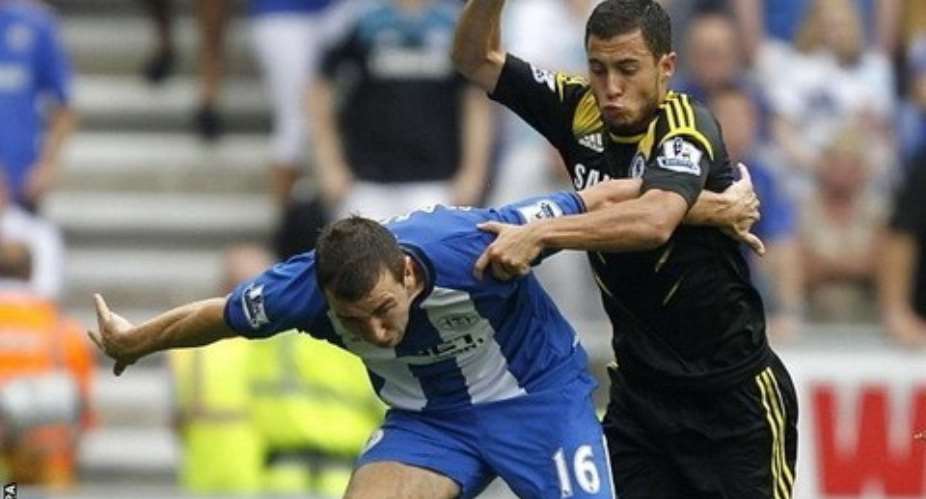 Eden Hazard (R) in a midfield battle