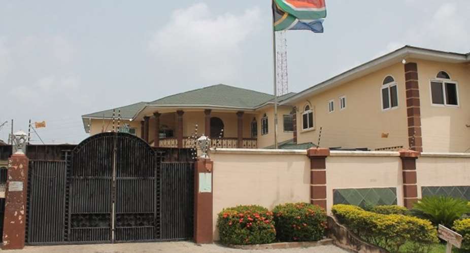 Four threaten to burn down South African High Commission