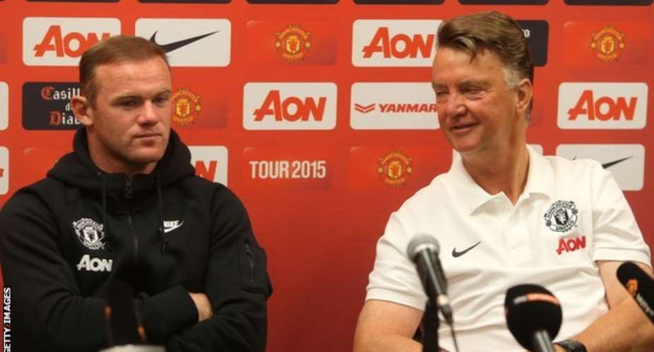 Louis van Gaal consults Wayne Rooney about Man Utd team