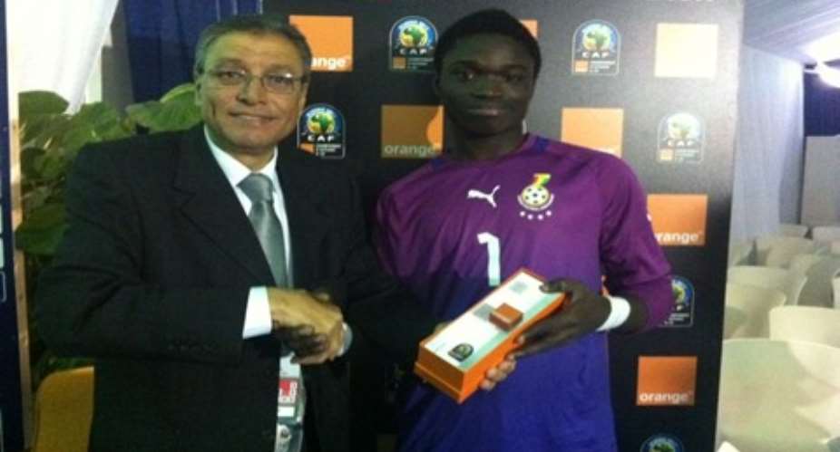 Eric Ofori Antwi receiving his Orange Man-of-the-Match plaque