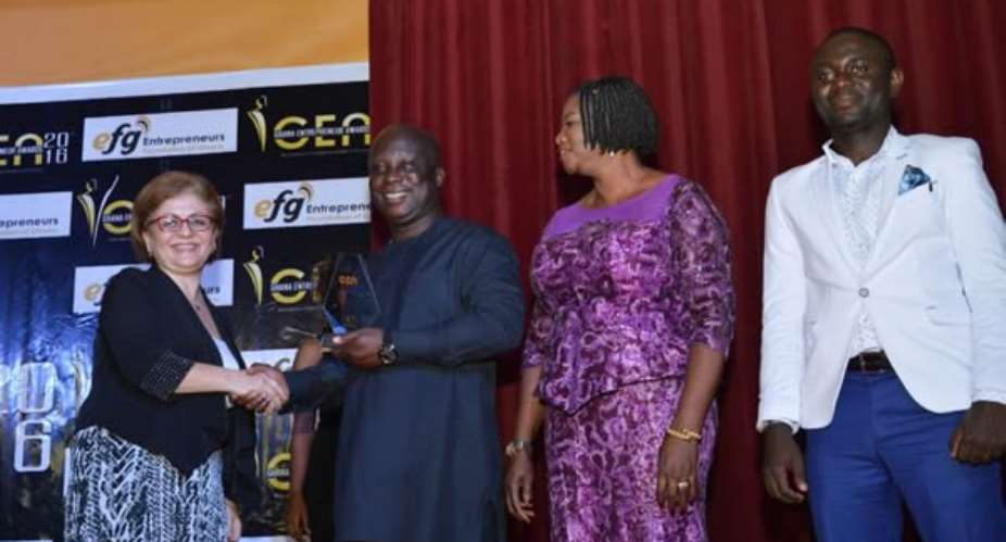 Dr. Apraku picks award at Ghana Entrepreneur Awards