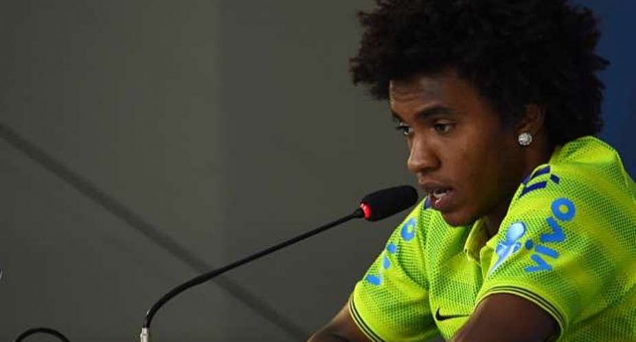 Brazil midfielder Willian plays down injury concerns