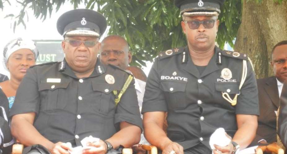 Policeman arrested for extorting money from suspected drug dealers